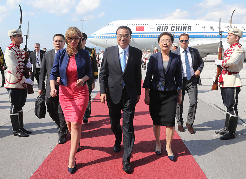李克强抵达索非亚对保加利亚进行正式访问并出席第七次中国－中东欧国家领导人会晤