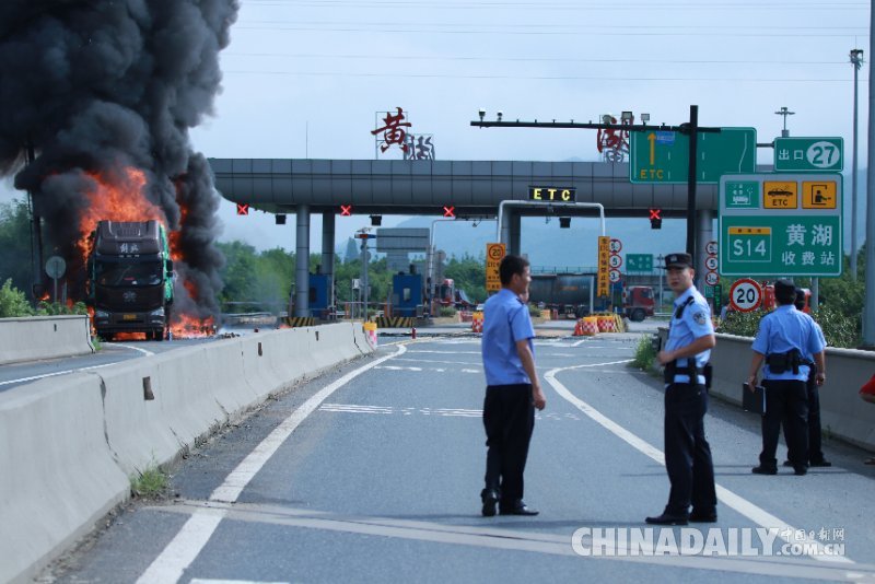杭州黄湖高速出口一货车发生自燃 无人员伤亡