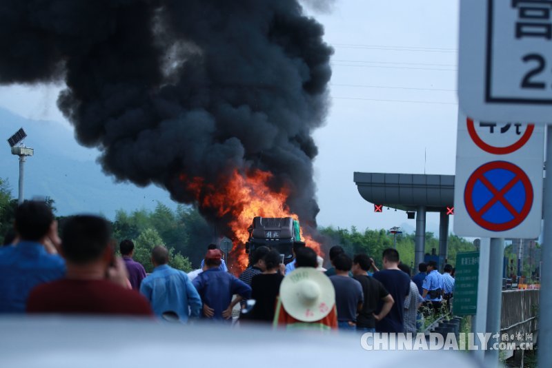杭州黄湖高速出口一货车发生自燃 无人员伤亡