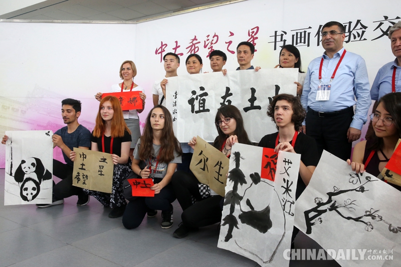 “中土希望之星”代表团访问中国美术馆