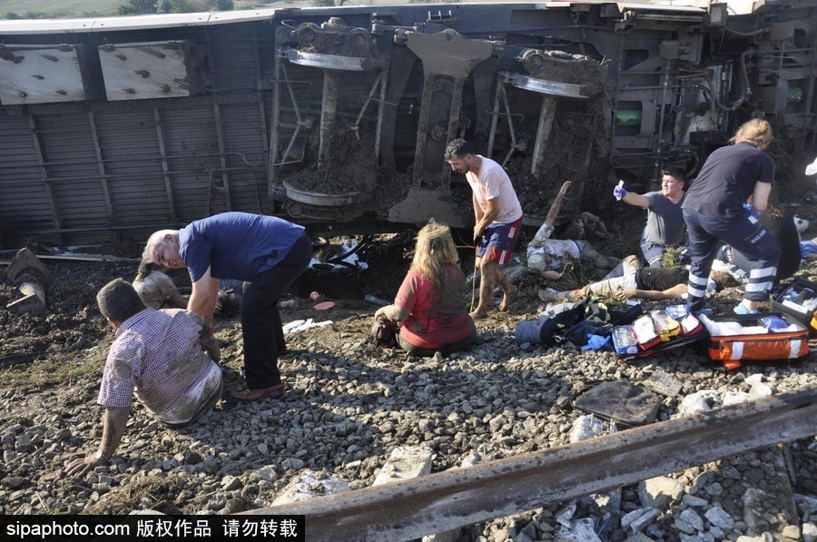 土耳其泰基尔达发生列车出轨事故 至少10人死亡