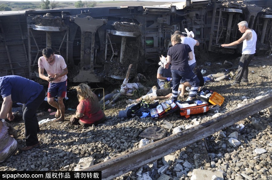 土耳其泰基尔达发生列车出轨事故 至少10人死亡