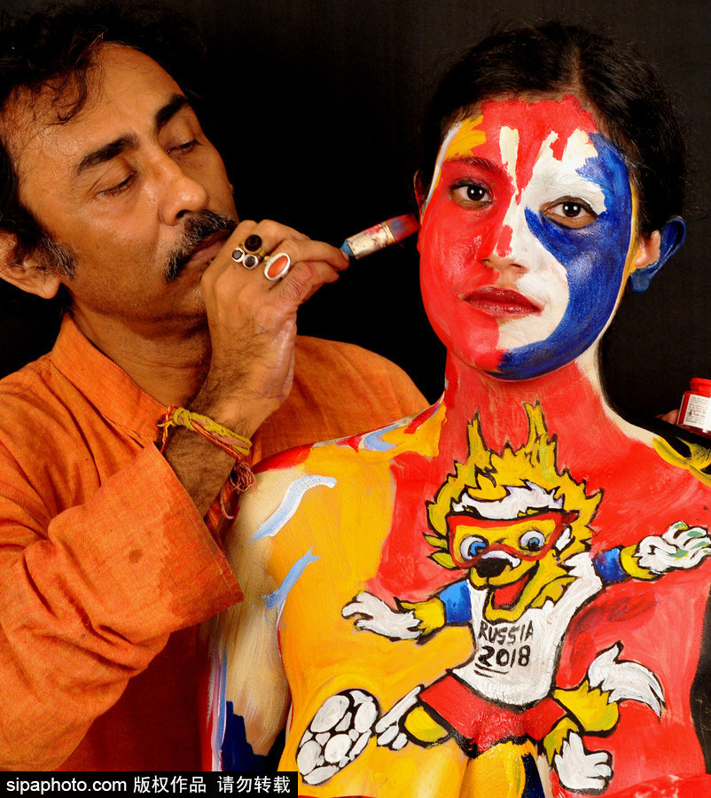 体育和艺术的完美结合！印度球迷将身体当画布绘上世界杯吉祥物
