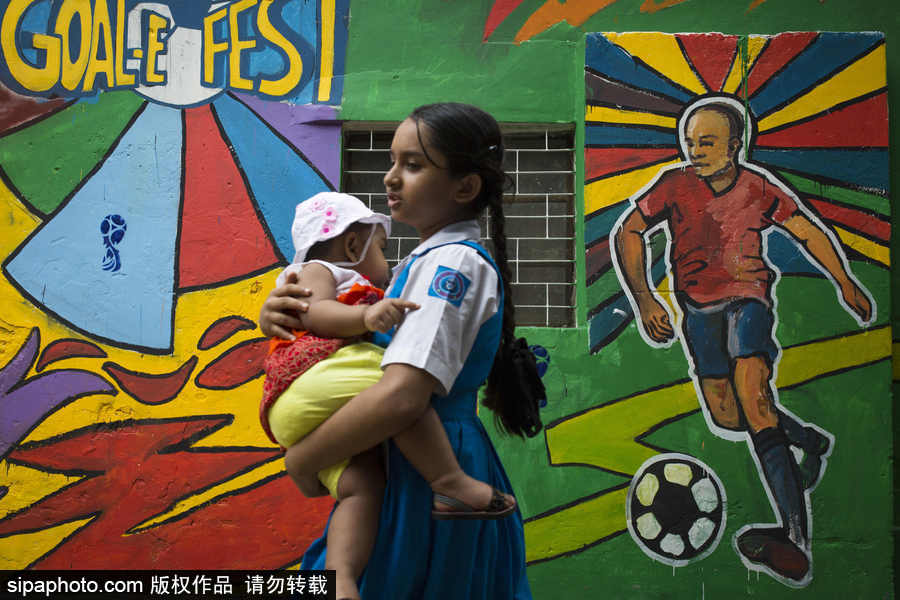 孟加拉国达卡街头现世界杯主题壁画 色彩缤纷氛围浓厚