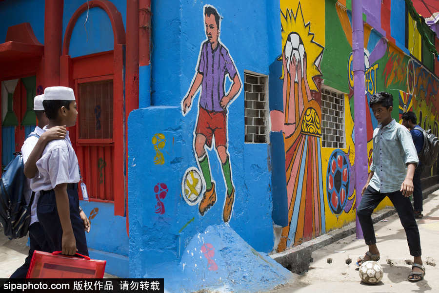 孟加拉国达卡街头现世界杯主题壁画 色彩缤纷氛围浓厚