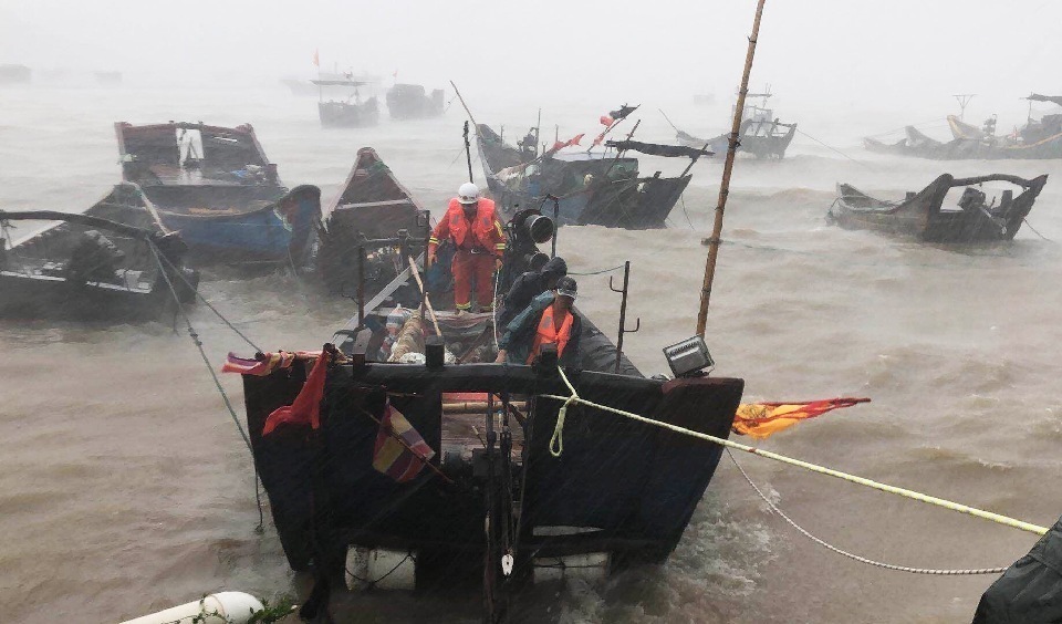 台风“玛莉亚”在福建连江登陆 消防官兵冒险营救受困渔民　　