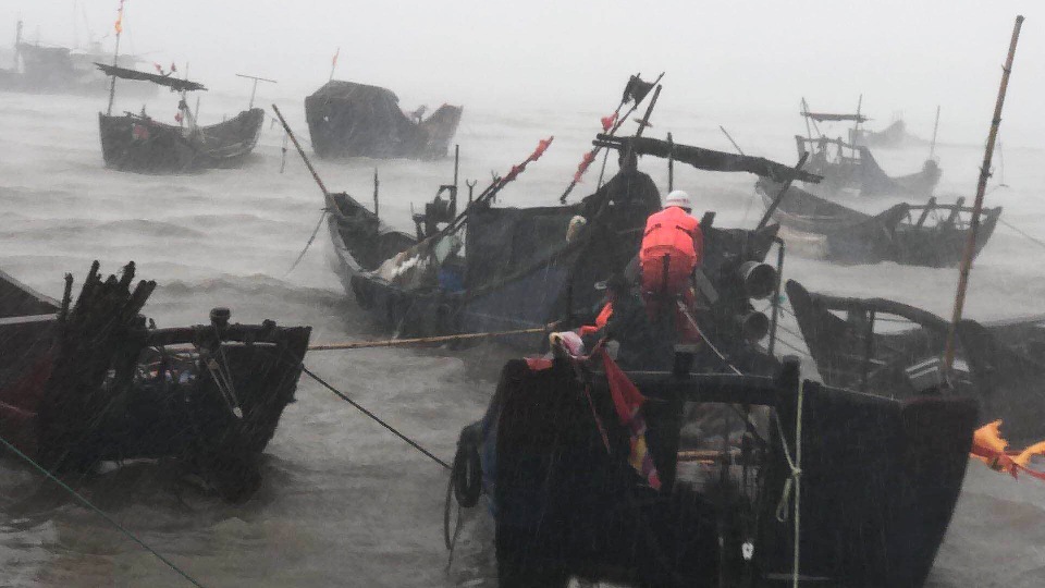 台风“玛莉亚”在福建连江登陆 消防官兵冒险营救受困渔民　　