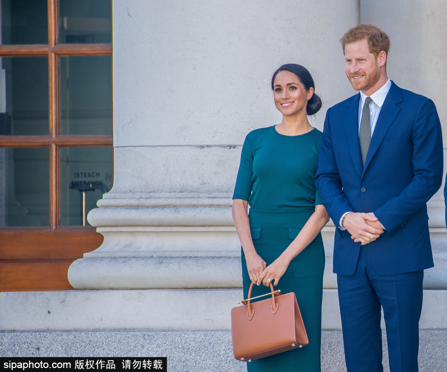 英国哈里王子夫妇到访都柏林 梅根王妃亮相简约大方