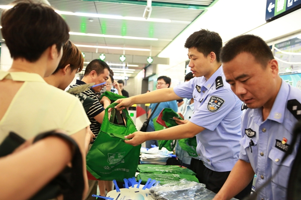 北京地铁一年安检近20亿人次 查获禁带物品10余吨