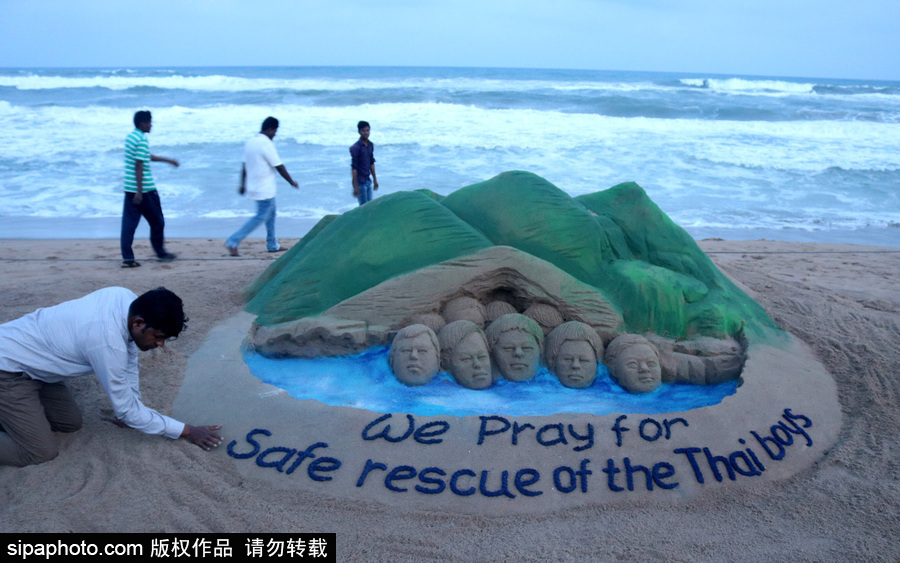 谱写生命赞曲：印度沙滩艺术家创作泰国男孩营救事件的沙画