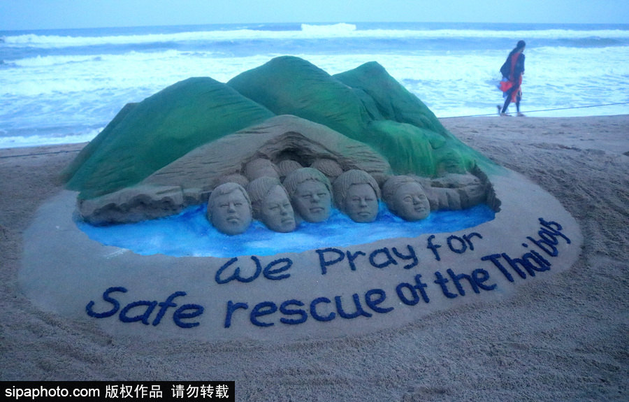 谱写生命赞曲：印度沙滩艺术家创作泰国男孩营救事件的沙画