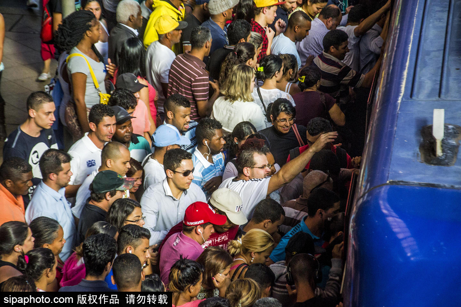 巴西圣保罗民众乘车现场超拥挤 堪比北京早晚高峰