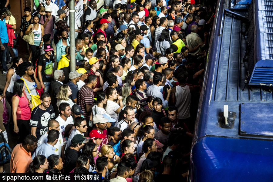 巴西圣保罗民众乘车现场超拥挤 堪比北京早晚高峰