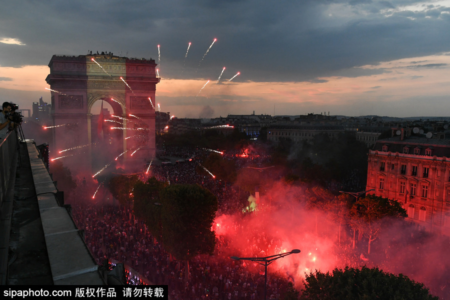 法国夺得世界杯冠军 俯瞰巴黎香榭丽舍大道挤满球迷热烈壮观