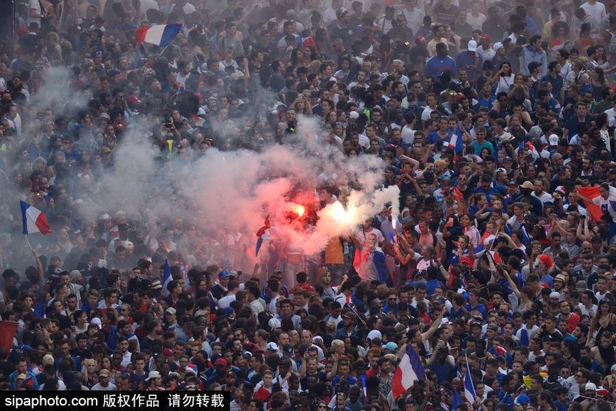 法国夺得世界杯冠军 俯瞰巴黎香榭丽舍大道挤满球迷热烈壮观