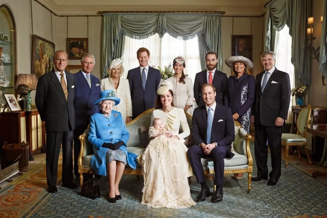英国王室发布新版全家福，最抢镜的还是她！