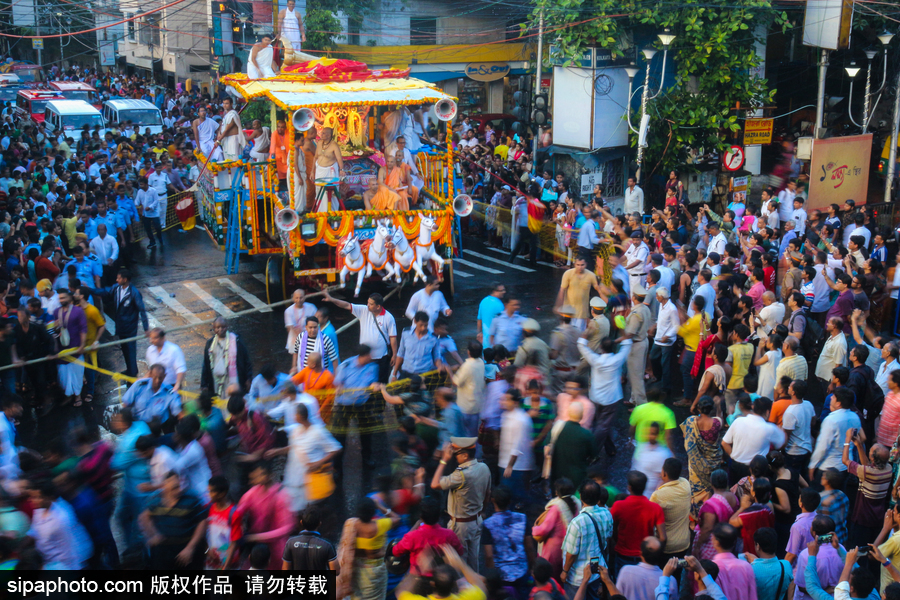 造型夸张形态各异！印度人民走上街头庆祝扎格纳特乘车节