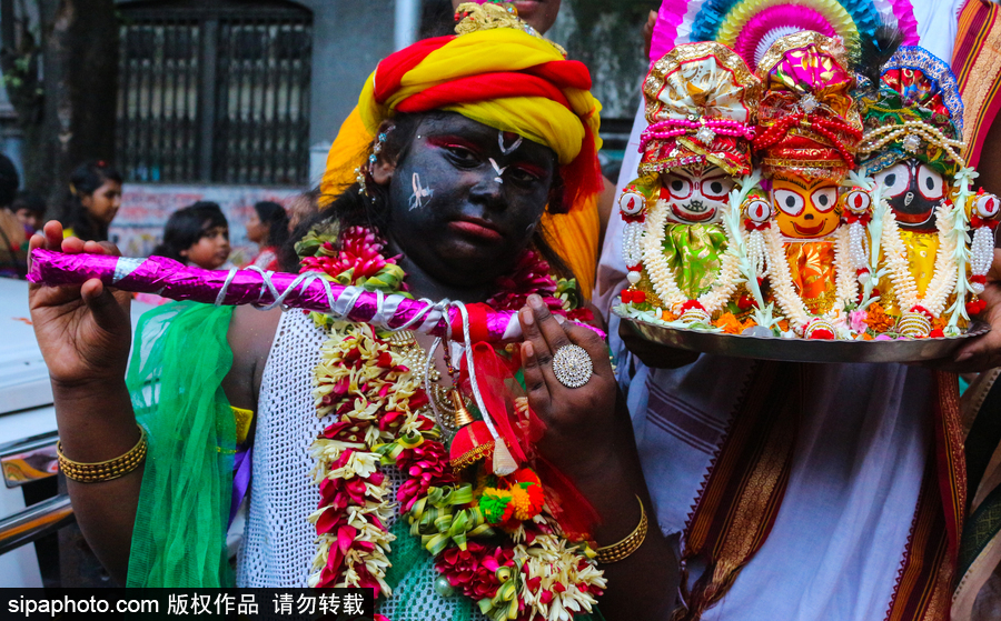 造型夸张形态各异！印度人民走上街头庆祝扎格纳特乘车节