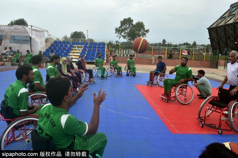 轮椅上的篮球梦 印度斯利那加残疾人篮球夏令营