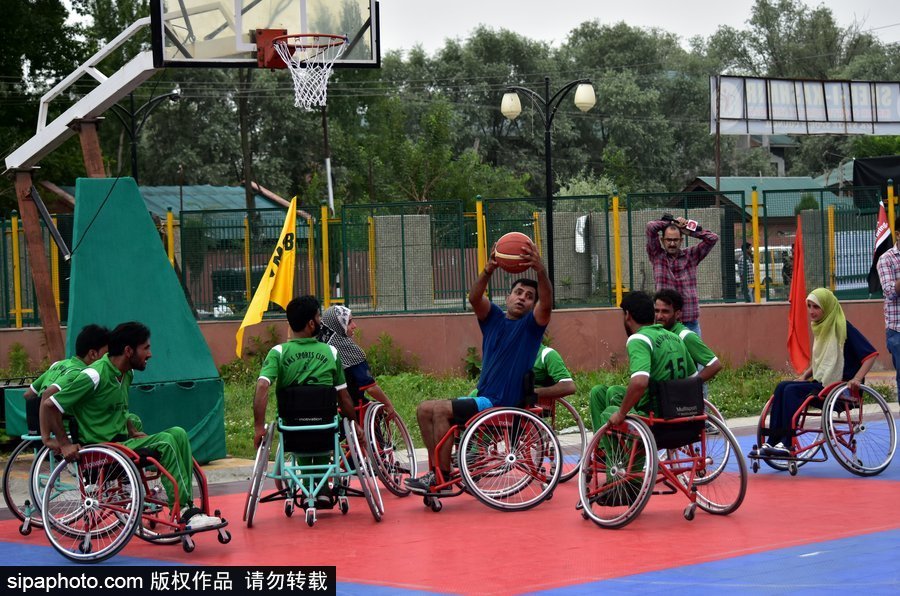 轮椅上的篮球梦 印度斯利那加残疾人篮球夏令营