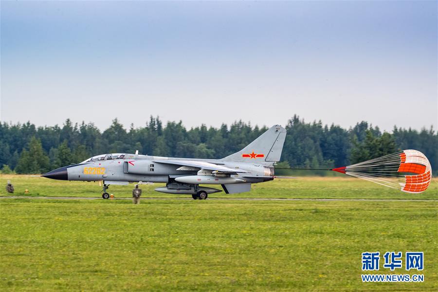中国空军参加“国际军事比赛-2018”的五型战机和空降兵分队抵达俄罗斯