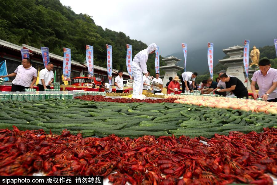 2吨重巨无霸“龙虾啤酒拼盘”亮相 数千人分食