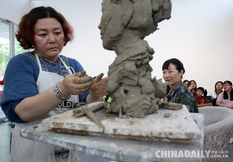 迎“八一”建军节 中国美术馆为军人塑像