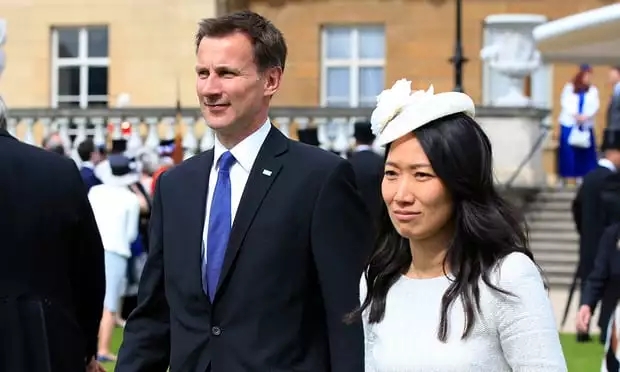外媒说：当着王毅的面，英外交大臣把中国妻子说成“日本人”，英媒：太尴尬