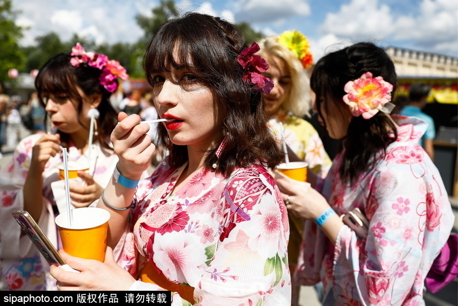 欧洲美女身着和服别有风情 日本文化节拉开序幕