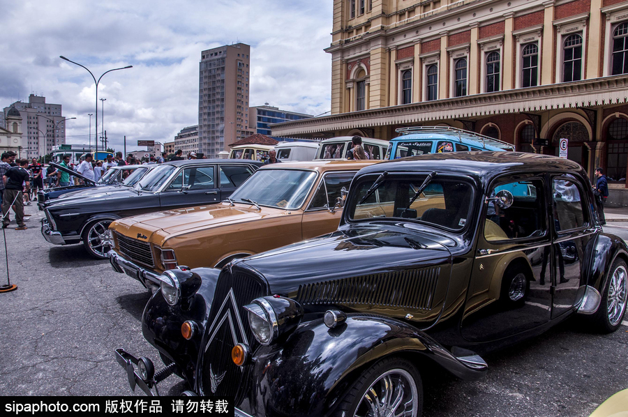 爱车人士大饱眼福！超百辆古董汽车在巴西圣保罗集会展出