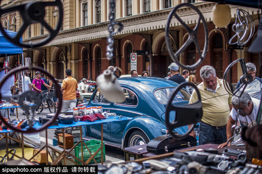 爱车人士大饱眼福！超百辆古董汽车在巴西圣保罗集会展出