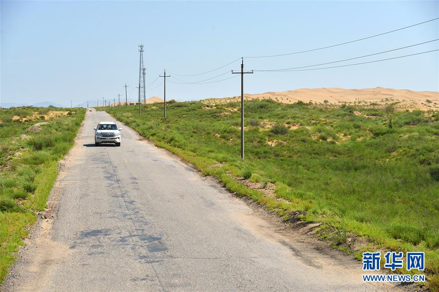 库布其首条穿沙公路 矗立在大漠的无形丰碑