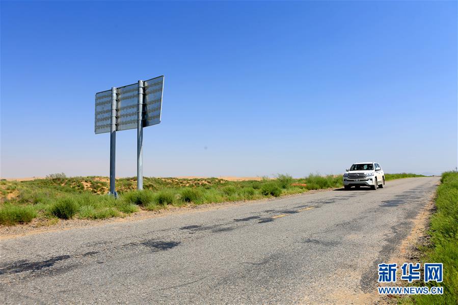 库布其首条穿沙公路 矗立在大漠的无形丰碑
