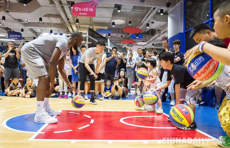 NBA中国CEO携肯巴・沃克到访NBA乐园，与亲子家庭互动