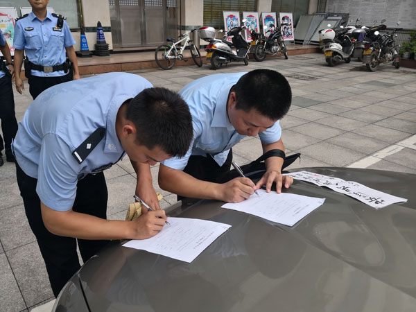 <SPAN>执行法官现场确认被扣押车辆信息</SPAN>