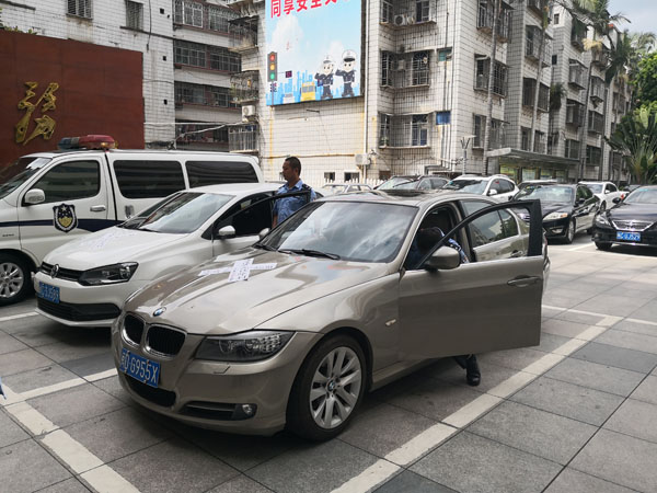 <SPAN>执行法官现场确认被扣押车辆信息</SPAN>