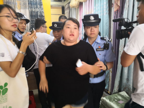 <SPAN>执行法将胡某玲拘传至法院调查</SPAN>