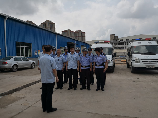 <SPAN>执行干警查封2幢简易钢结构厂房</SPAN>