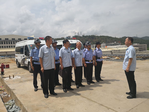 <SPAN>执行干警查封2幢简易钢结构厂房</SPAN>