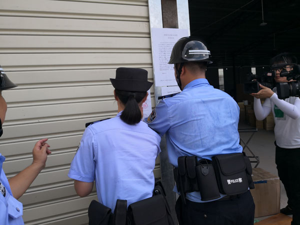 <SPAN>执行干警查封2幢简易钢结构厂房</SPAN>