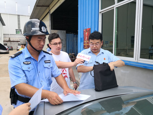 <SPAN>执行干警查封2幢简易钢结构厂房</SPAN>