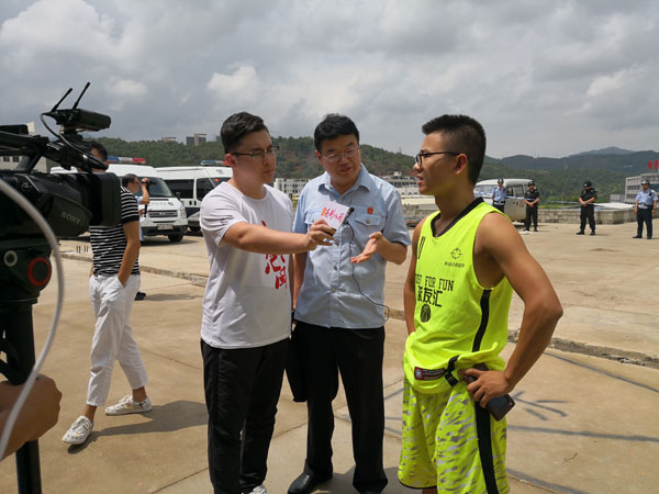 <SPAN>执行干警查封2幢简易钢结构厂房</SPAN>