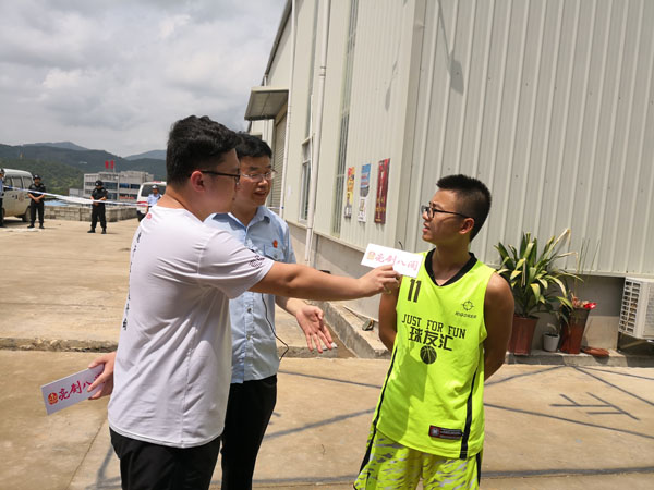 <SPAN>执行干警查封2幢简易钢结构厂房</SPAN>