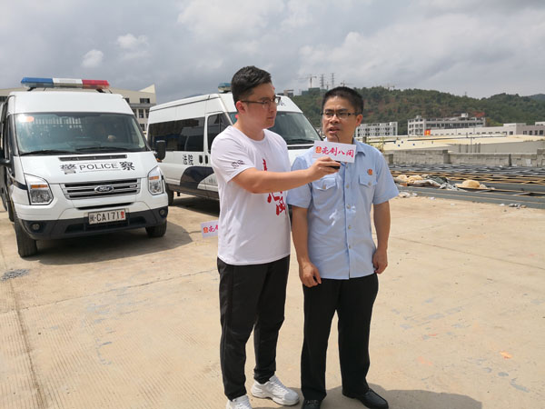 <SPAN>执行干警查封2幢简易钢结构厂房</SPAN>