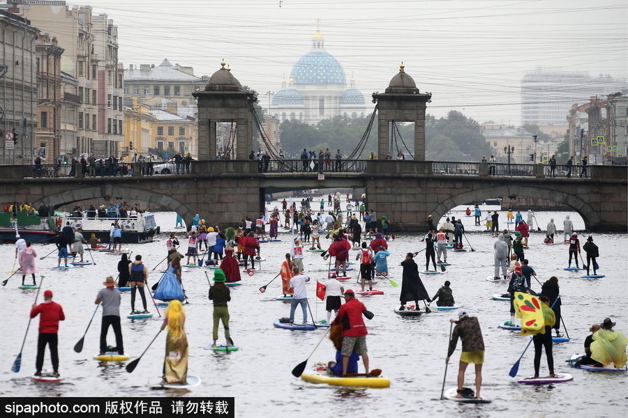 圣彼得堡上演桨板冲浪节 选手奇装异服亮相欢乐搞笑