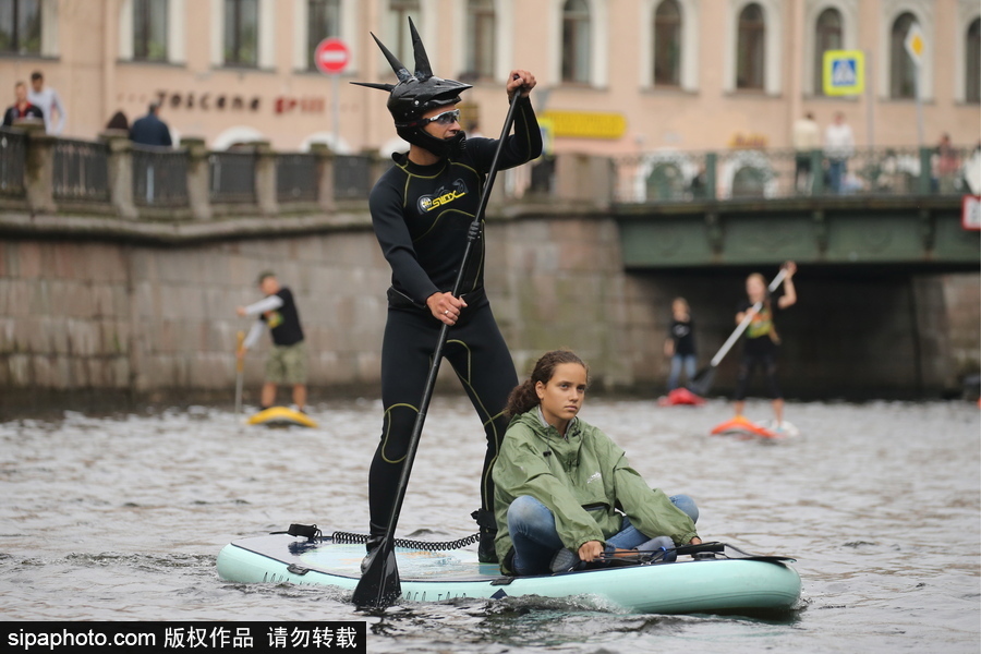 圣彼得堡上演桨板冲浪节 选手奇装异服亮相欢乐搞笑