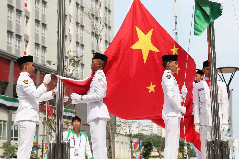 中国体育代表团在雅加达亚运村举行升旗仪式