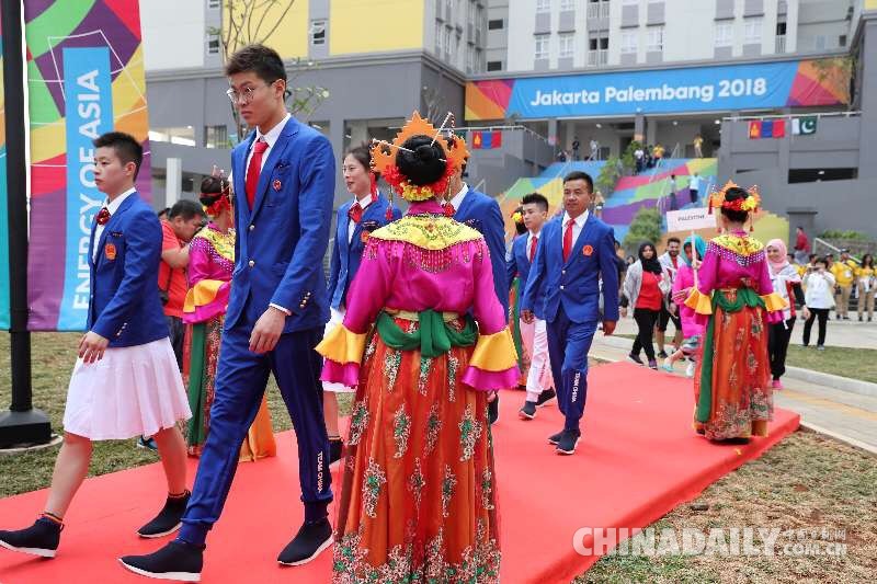 中国体育代表团在雅加达亚运村举行升旗仪式
