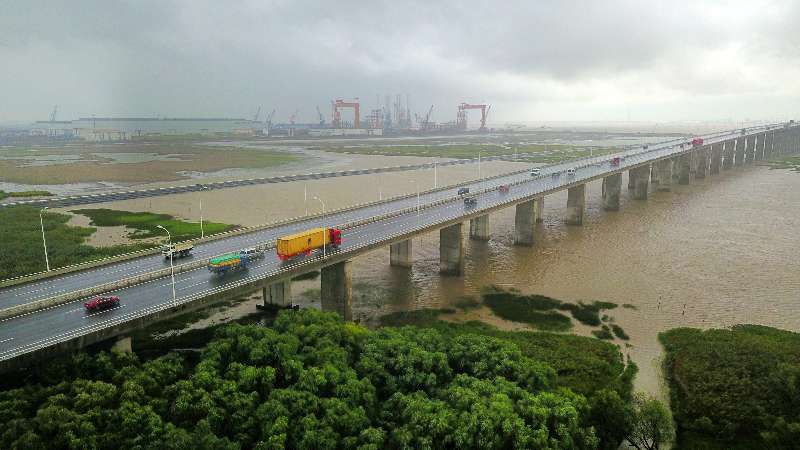 苏通大桥斜拉索阻尼器因台风断裂 车辆恢复部分通行