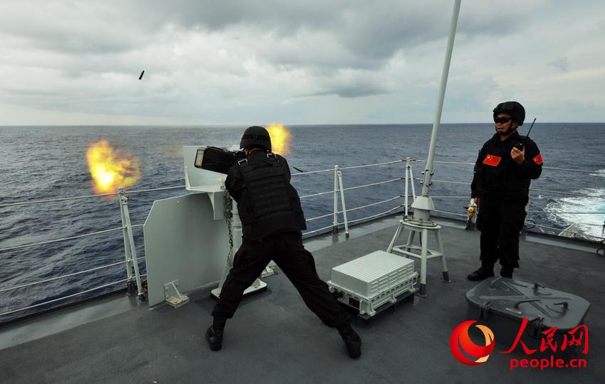 高清：海军第三十批护航编队组织实弹射击训练